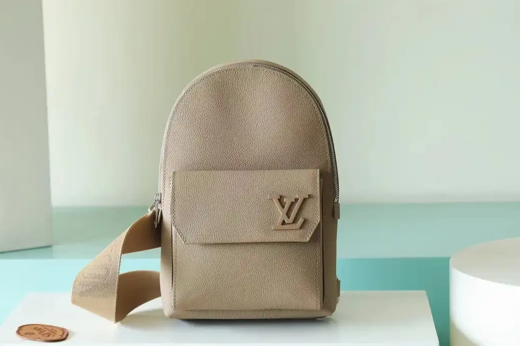 LOUIS VUITTON Pilot Slingbag 0613